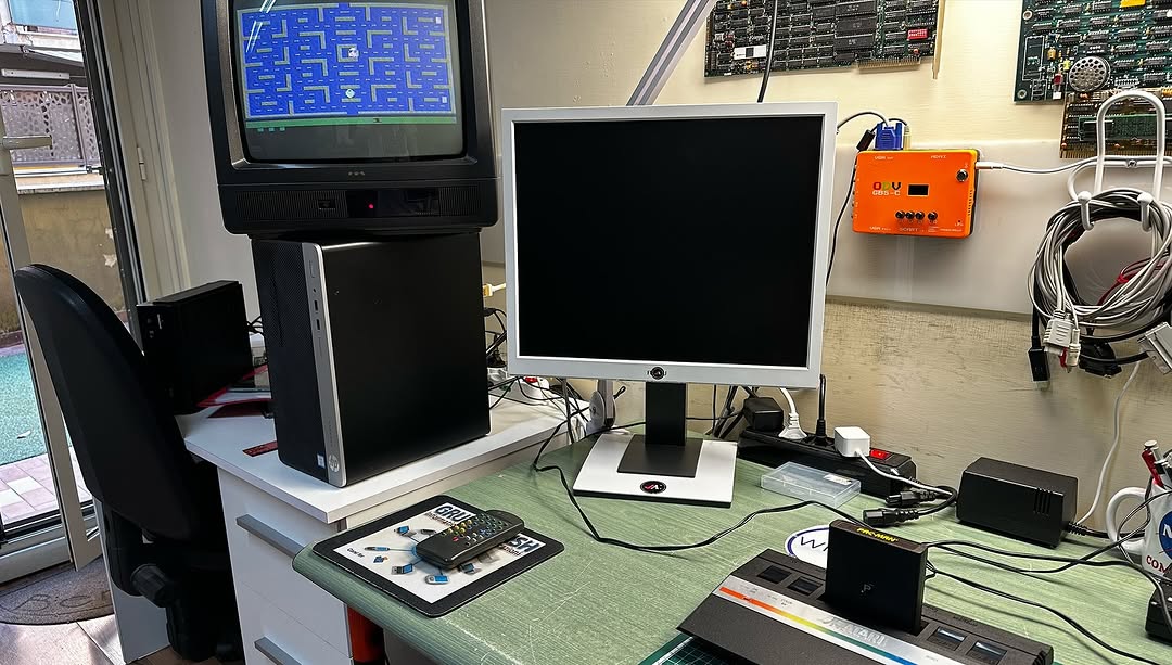 Atari 2600J accesa con uscita video composito attiva